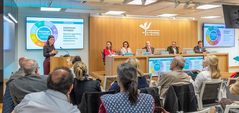 Psicología que Transforma. Guerra cognitiva: el conflicto híbrido que erosiona la convivencia y acelera la polarización
